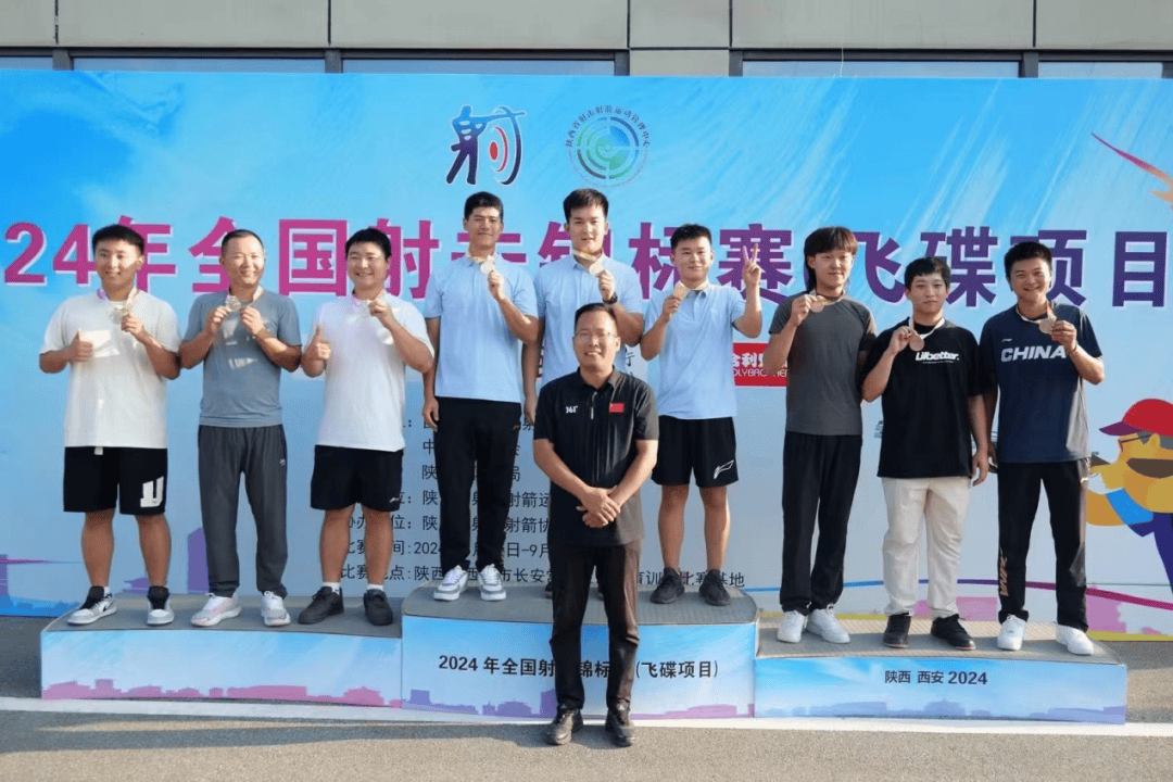 射击比赛选手神准一击登上领奖台