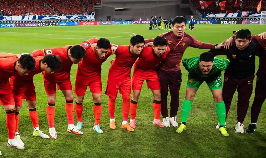 中国足球联赛局势紧张，球员拼尽全力