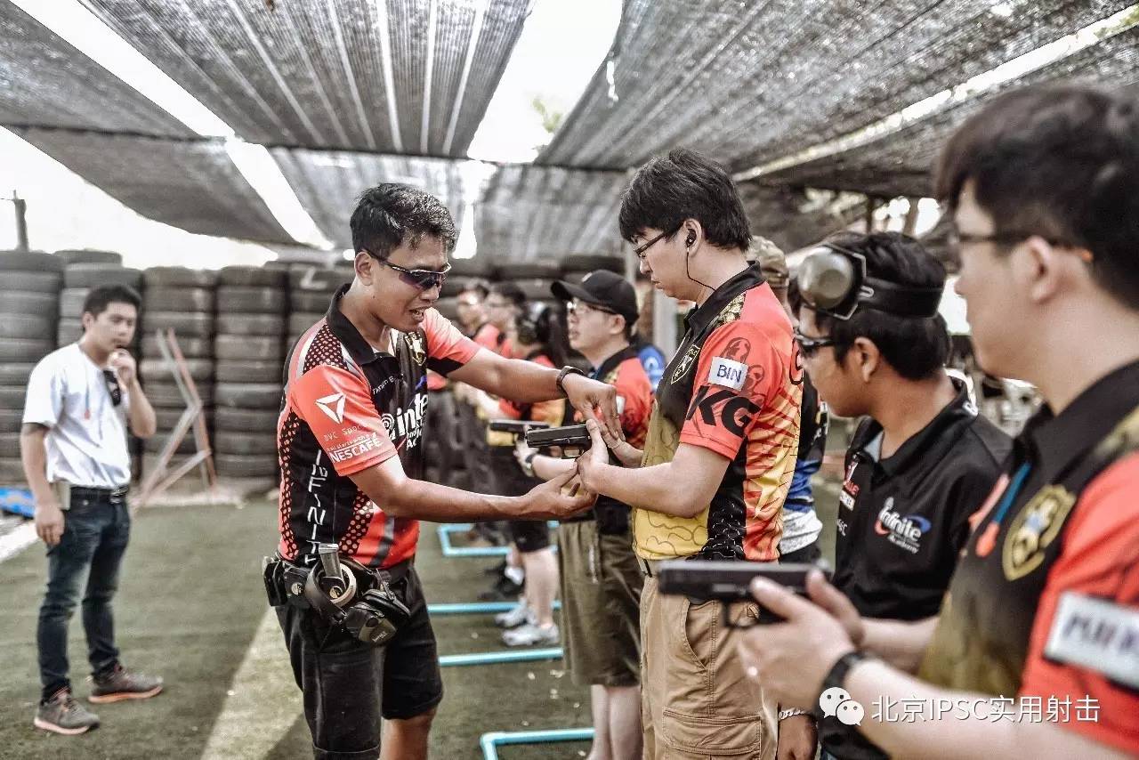 顶尖射手各自担任队长领队邀请新人参与演示