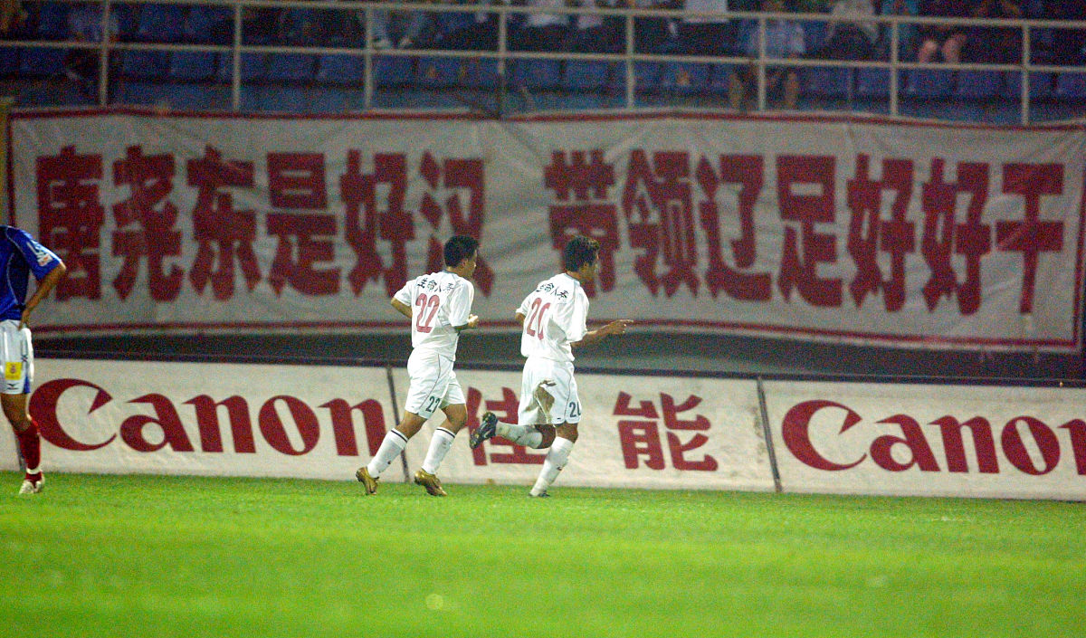 国内足球联赛竞争激烈，球员表现出色