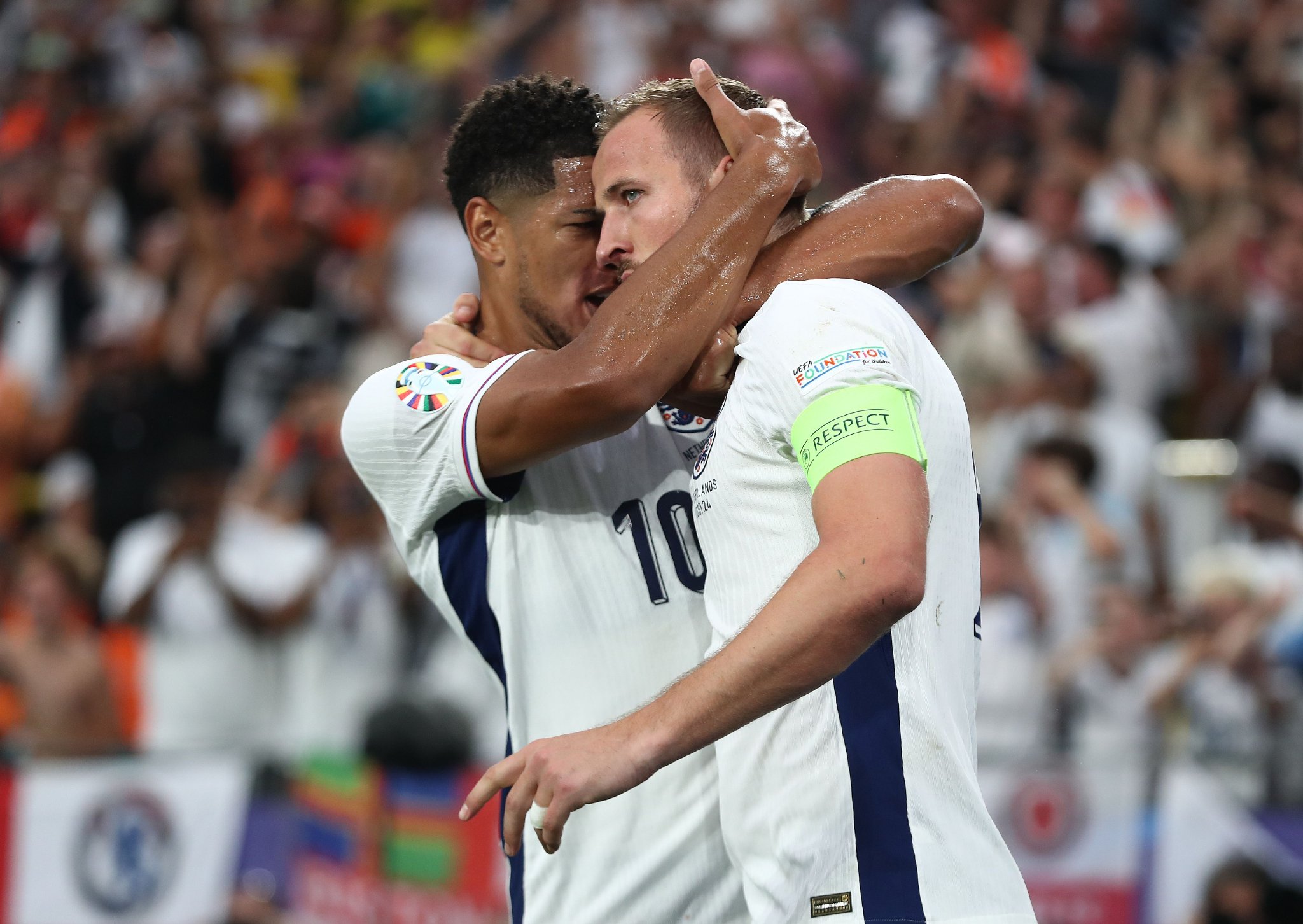 西班牙队击败英格兰,晋级下一轮 西班牙队击败英格兰,晋级下一轮