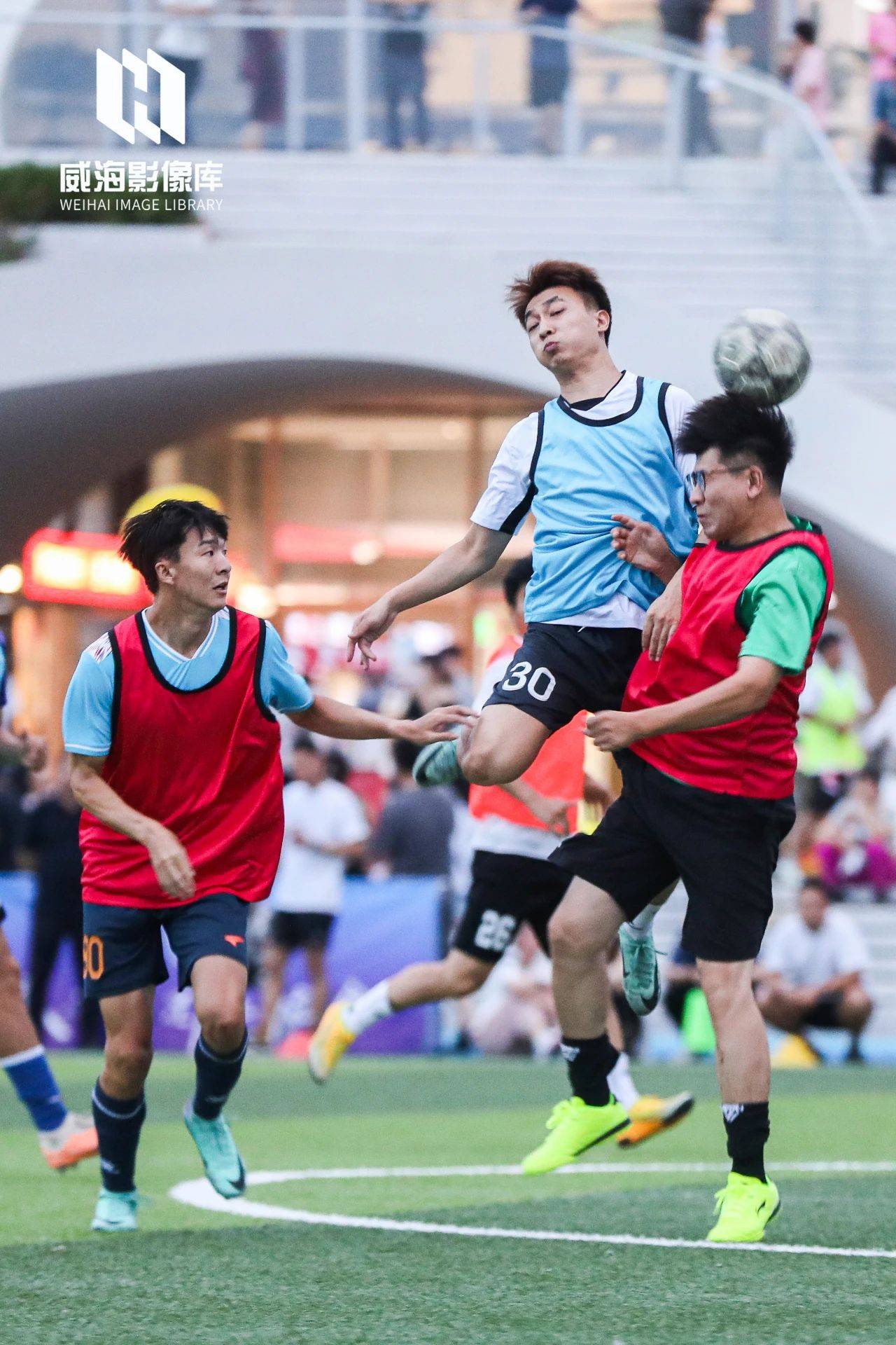 比赛中出现的精彩一幕引发观众欢呼