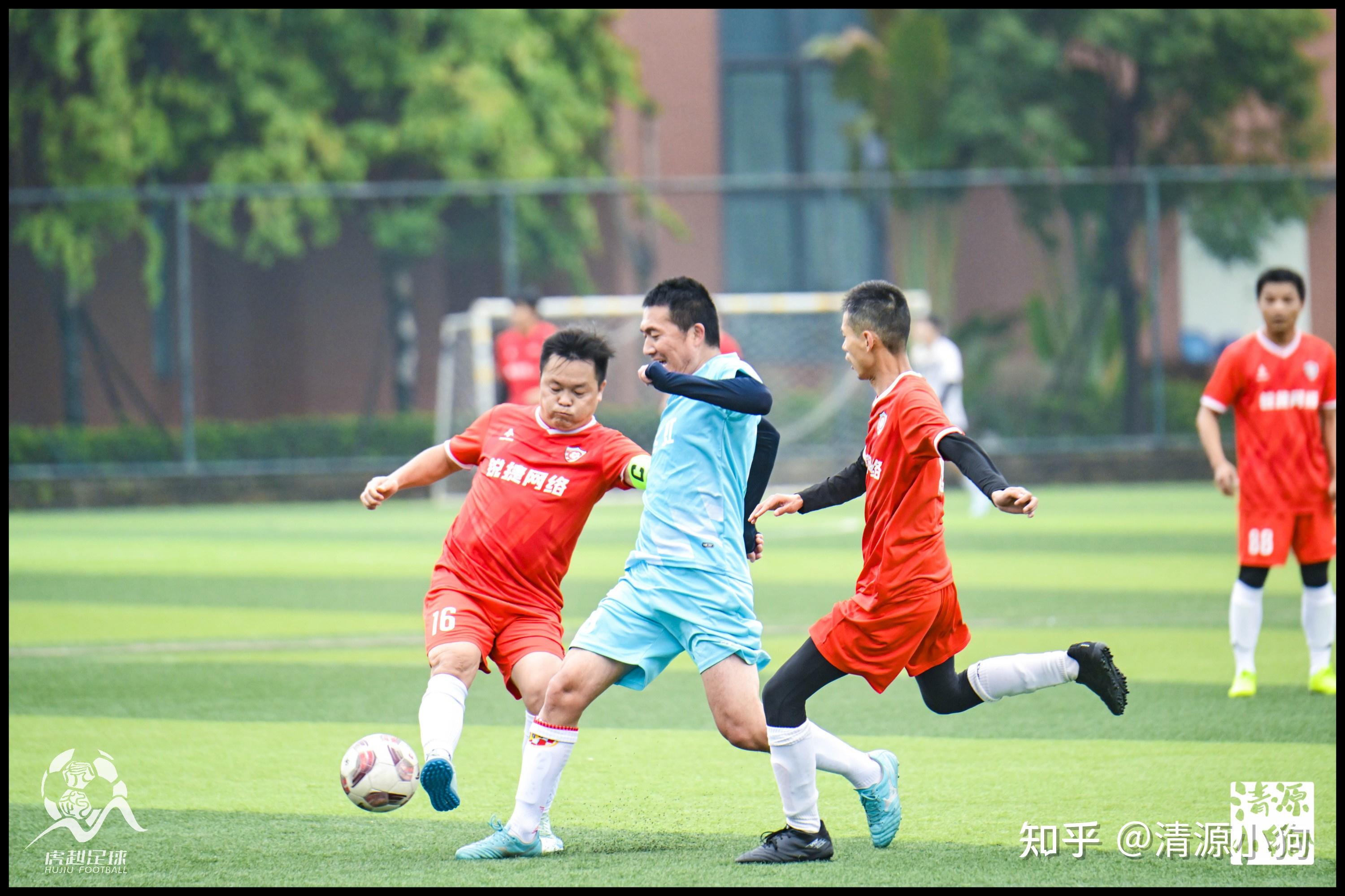 激烈角逐中球队团结协作，展现最佳实力