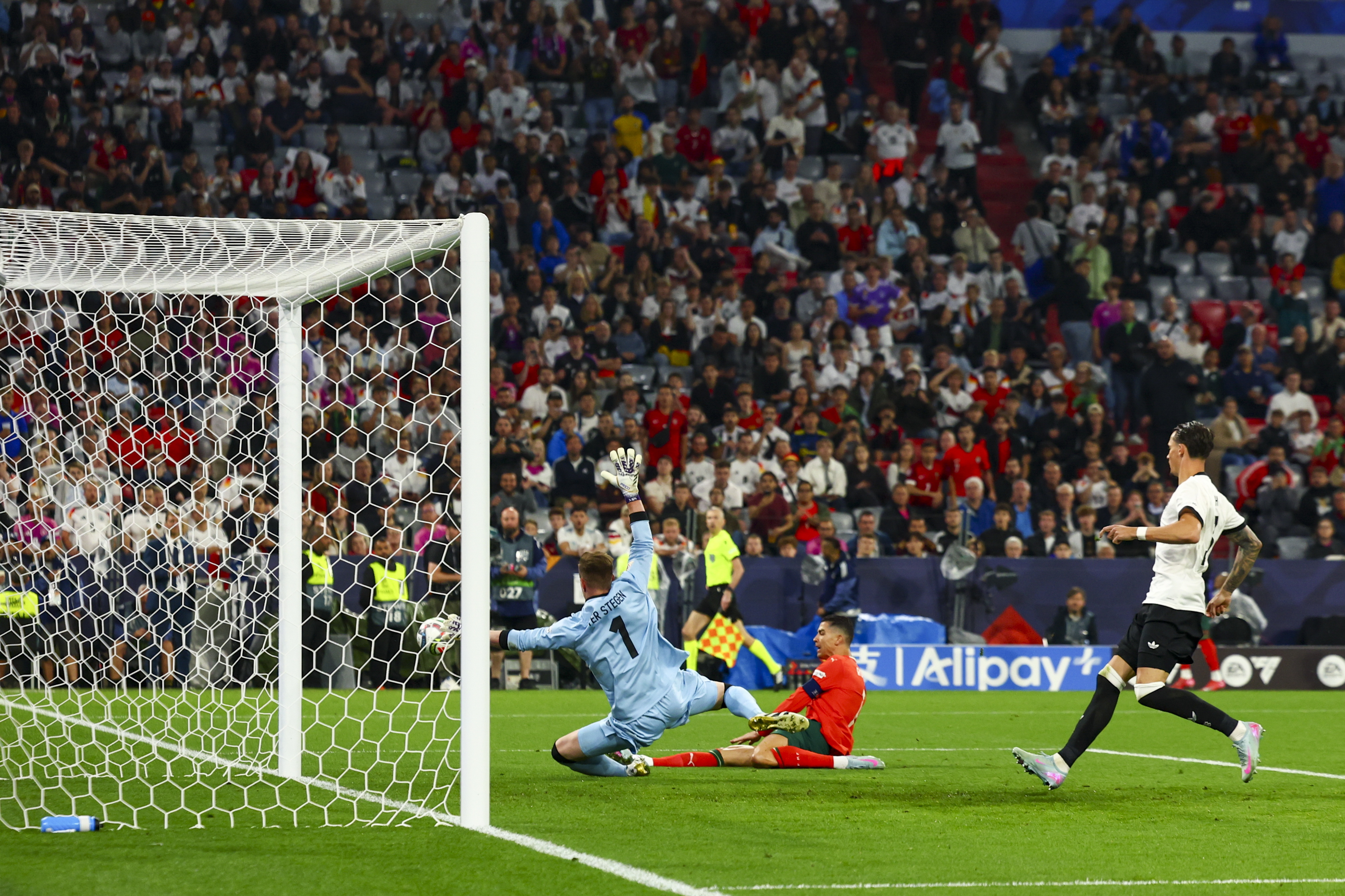 冰岛球队遭遇葡萄牙逆转，惜败止步欧锦赛八强