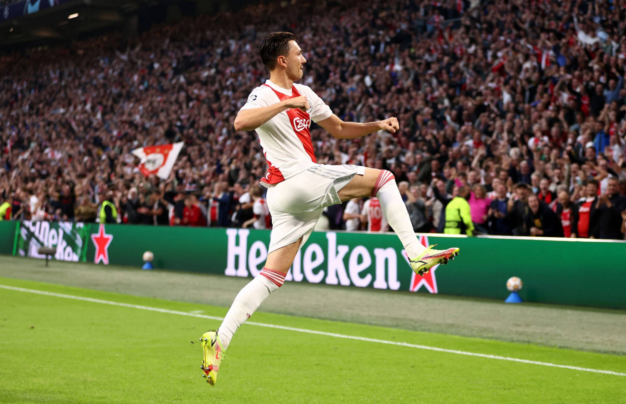 阿贾克斯客场不败，欧冠出线形势危急的简单介绍