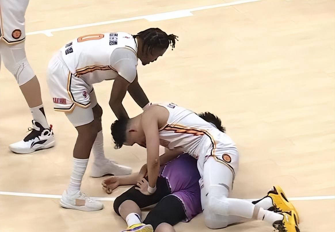 包含山西队在比赛中掀起惊人胜利，击败对手的词条