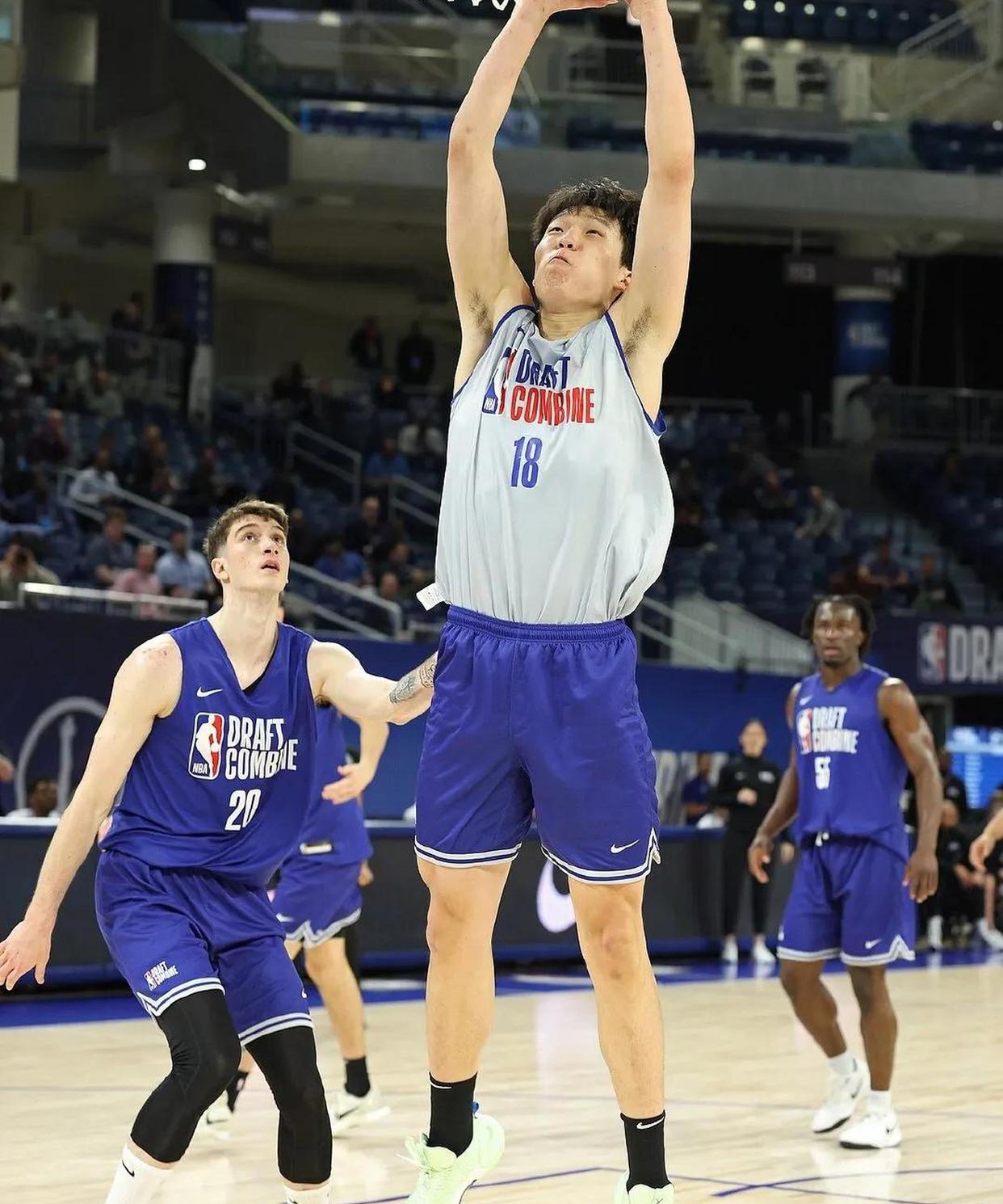 篮球新星进入国家队首次正式比赛，备受瞩目