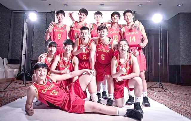 篮球新星进入国家队首次正式比赛，备受瞩目