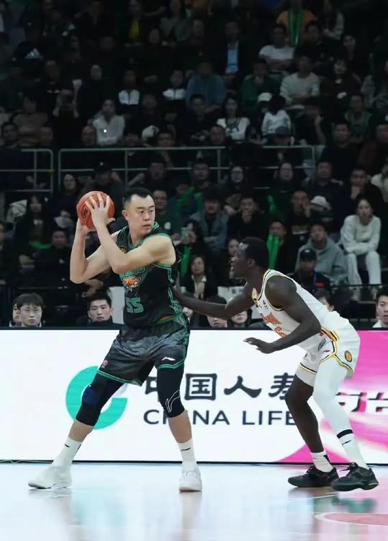 关键时刻勇敢挺身，带队成功逆转胜利