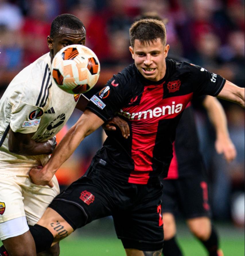 激烈足球对决引爆热情，场面火爆激动人心的简单介绍