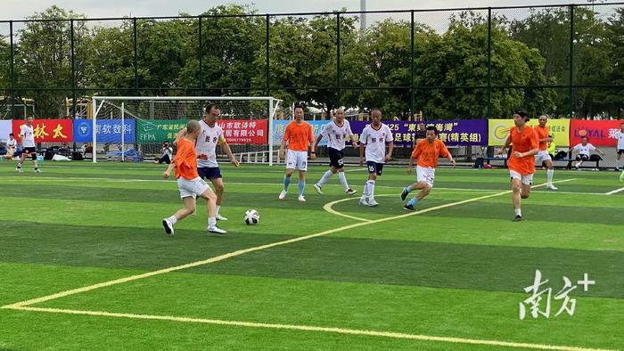 激烈足球对决引爆热情，场面火爆激动人心的简单介绍