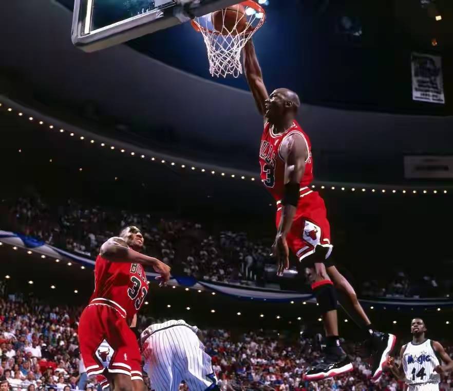 篮球比赛中一名新秀球员展现出惊人的表现 篮球比赛中一名新秀球员展现出惊人的表现