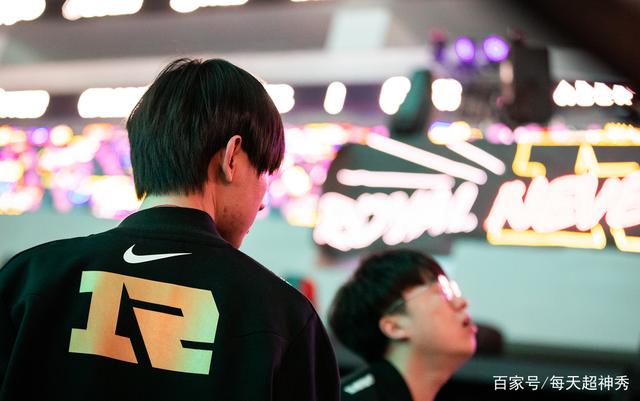 包含FPX轻取TSM,Gumayusi打出惊人五杀激烈交锋入围赛,留下经典瞬间的词条 包含FPX轻取TSM,Gumayusi打出惊人五杀激烈交锋入围赛,留下经典瞬间的词条