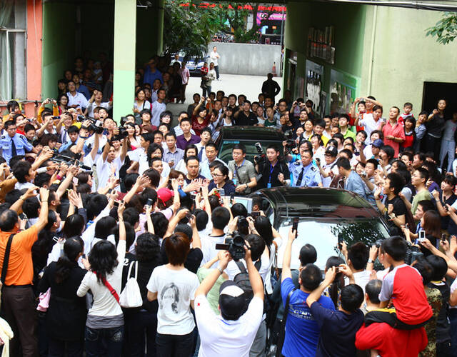 HLE轻取NS，ShowMaker团战一打五强强对话成都决赛之夜，让粉丝疯狂欢呼的简单介绍