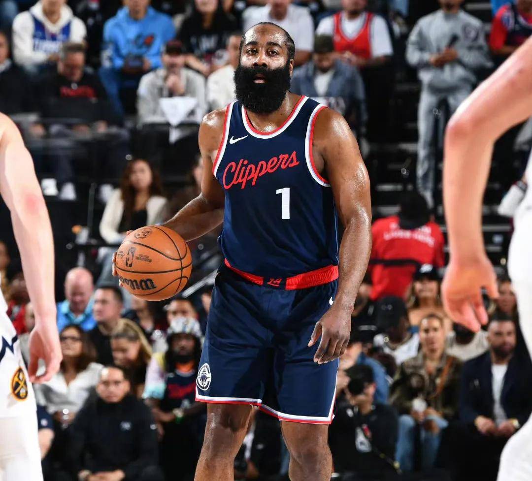 包含快船全队发挥出色，大胜对手登顶联赛的词条