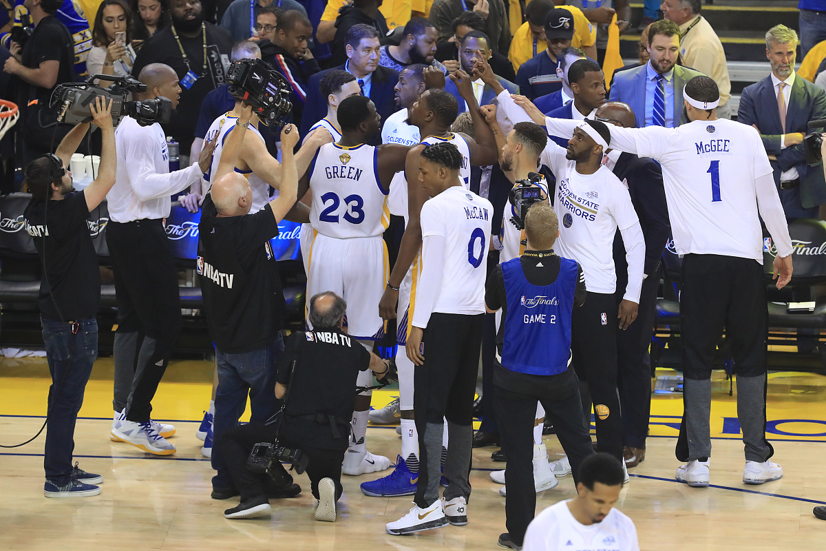 包含快船全队发挥出色，大胜对手登顶联赛的词条