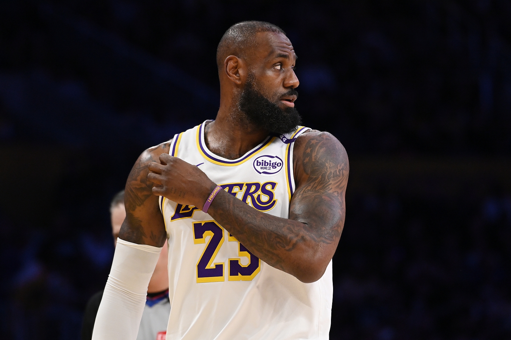 开云体育官网-湖人战胜马刺，詹皇表现出色