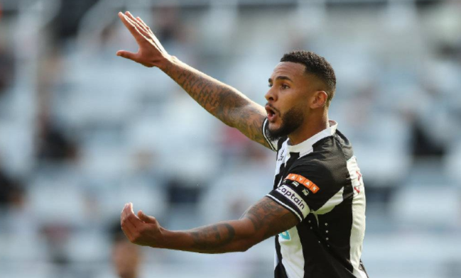 纽卡斯尔遇困难，展现出团结战斗精神