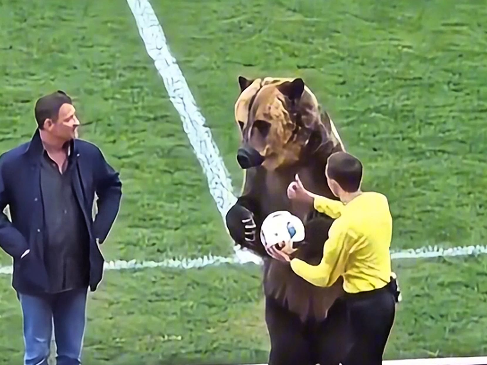 惊心动魄的足球比赛场面，谁将脱颖而出？