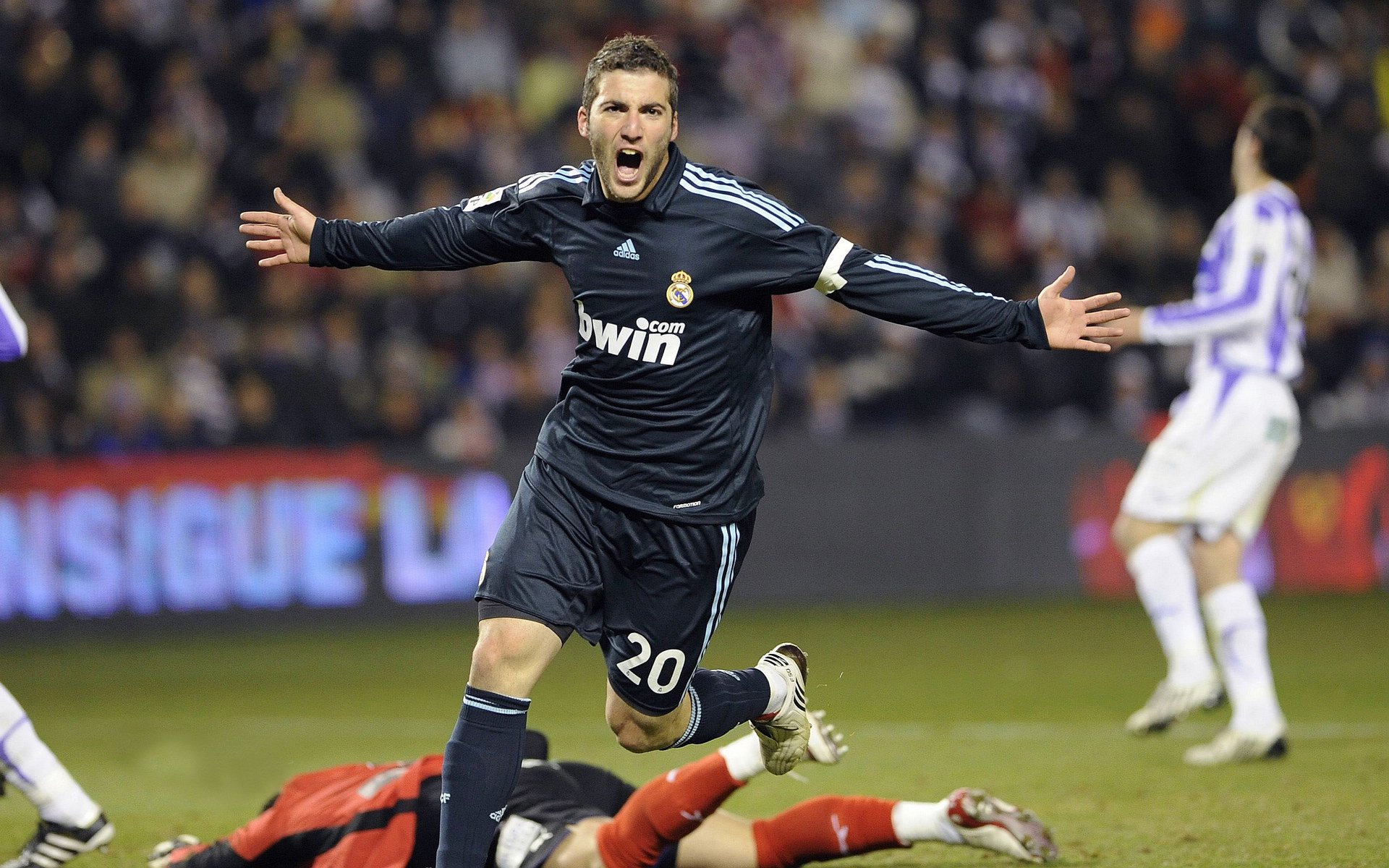 赛道烽烟，勒克莱尔以惊世一超，点燃梅赛德斯鏖战红牛的壮阔战局